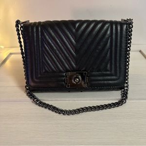 Boutique finds ✨ gorgeous black quilted purse